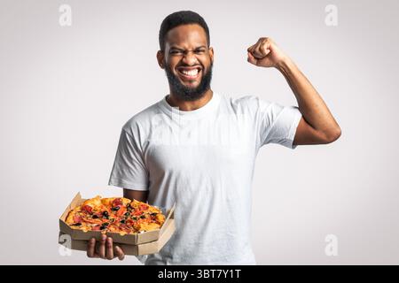 Fröhlicher Schwarzer Mann Hält Pizza Box Über Weißem Hintergrund Stehen Stockfoto