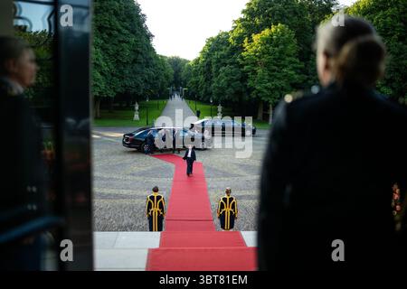 Präsident Donald Trump trifft im Huis Ten Bosch Palast ein, bevor er König Willem-Alexander und Königin Maxima von den Niederlanden vor dem NATO-Gipfel 2025 am Dienstag, den 24. Juni 2025, in den Haag begrüßt. Niederlande. (Offizielles Foto des Weißen Hauses von Daniel Torok) Stockfoto