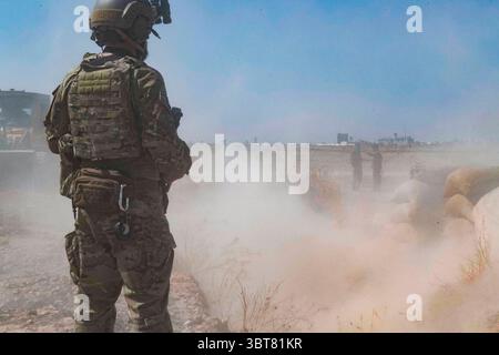 7. Oktober 2019, Nordsyrien: Präsident Trump kündigte den Rückzug der US-Truppen aus Nordsyrien an. Auf diesem Foto vom 21. September 2019, das von der US-Armee veröffentlicht wurde, beaufsichtigt ein US-Soldat Mitglieder der syrischen Demokratischen Kräfte, während sie die Festung einer kurdischen Kämpfer zerstören. (Bild: © Staff Sgt. Andrew GoedlUS Army via ZUMA Wire) Stockfoto