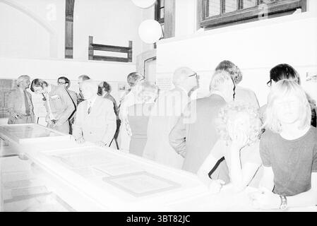 Eröffnungsausstellung Bahnhof Haarlem Eröffnungsöffnungen Inbetriebnahme Railways, Whizgle News, Dutch Desk, Niederlande, 1950 - 2000 am 21-06-1974. Dies sind die Elemente im Bild. Die Szene präsentiert eine geschäftige Innenumgebung, wahrscheinlich ein Ausstellungsraum oder ein Museum, gefüllt mit einer Vielzahl von Personen, die an Gesprächen und Beobachtungen beteiligt sind. Der Hintergrund hat hohe Decken und große Fenster, die viel Licht eindringen lassen und eine helle Atmosphäre schaffen. Zu den vielfältigen Treffen gehören Personen unterschiedlichen Alters, die in formeller und legerer Kleidung gekleidet sind und auf eine Mischung aus Veranstaltungen oder Anlässen hinweisen Stockfoto