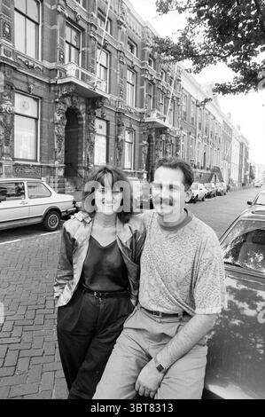 Rechtsanwaltspaar Gaasbeek Personen Judiciary Legal Assistance, Whizgle News, Dutch Desk, Niederlande, 1950 - 2000 am 21-09-1989. Dies sind die Themen im Bild. Die Szene zeigt eine charmante urbane Umgebung mit einer Reihe historischer Gebäude, die von kunstvollen architektonischen Details geprägt sind. Die Fassade dieser Bauwerke weist dekorative Elemente auf, die auf ein reiches kulturelles Erbe hinweisen und wahrscheinlich auf eine europäische Stadt hinweisen. Die Straßen unten sind mit Kopfsteinpflaster gesäumt, was eine malerische und einladende Atmosphäre schafft. Im Vordergrund stehen zwei Individuen nebeneinander und strahlen ein Gefühl von Kameradschaft aus Stockfoto