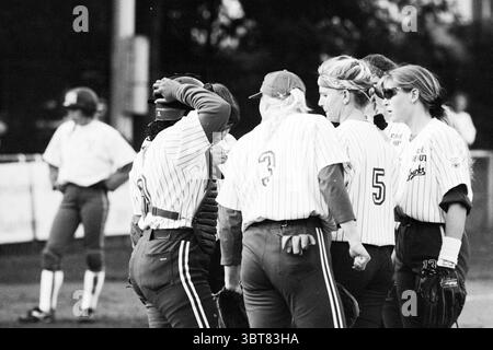 Softball Terrasvogels - Sparks, Whizgle News, Dutch Desk, Niederlande, 1950 - 2000 am 08-09-1995. Die Abbildung zeigt diese Themen. Die Szene fängt einen Moment auf einem Sportplatz ein, wahrscheinlich während eines Softballspiels. Eine Gruppe weiblicher Athleten drängen sich zusammen und tragen dazu passende gestreifte Uniformen, die Nummern auf dem Rücken tragen. Die Uniformen bestehen aus einer Kombination aus weißen und dunkleren Streifen, die ein Gefühl des Zusammenhalts unter den Spielern schaffen. Im Vordergrund steht eine Athletin mit den Händen auf dem Kopf, vielleicht in einer nachdenklichen Pose oder einem Moment der Besinnung. Die Körpersprache des gr Stockfoto