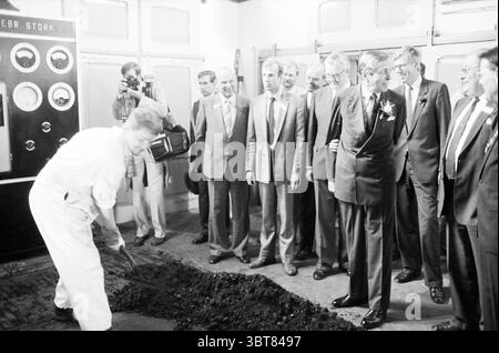 Eröffnung der Dampfpumpenstation auf halbem Wege durch Prinz Claus Eröffnung der Öffnungen in Gebrauch genommen Halfweg, Whizgle News, Dutch Desk, Niederlande, 1950 - 2000 am 09-06-1987. Die Abbildung zeigt diese Themen. Die Szene spielt in einem großen, etwas industriellen Raum mit Betonboden und stark weißen Wänden, die von einer Reihe von Maschinen und Messgeräten auf der linken Seite akzentuiert werden. Eine Gruppe gut gekleideter Männer, die Anzüge in verschiedenen Grautönen und dunklen Farben tragen, stehen dicht zusammen und beobachten aufmerksam. Ihre Ausdrucksformen reichen von Neugier bis zur Unterhaltung, wobei einige ein leises Lächeln zeigen, was auf einen Sinn hindeutet Stockfoto