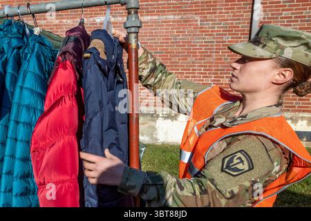 27. September 2019 - Cherry Hill, N.J., USA - U.S. Army Pvt. Jennifer Michele, 328th Military Police Company, New Jersey Army National Guard, organisiert gespendete Wintermäntel während des Aufstands von Sgt. 1st Class Robert H. Yancey Sr. In der National Guard Armory in Cherry Hill, N.J., 27. September 2019. (Bild: © U.S. National Guard/ZUMA Wire/ZUMAPRESS.com) Stockfoto