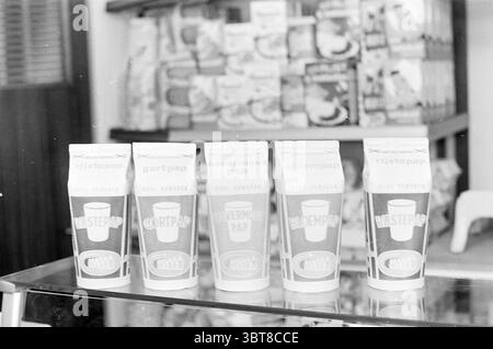 Neue Milchkartons Dekorationskanne Milchhändler Milkmen, Whizgle News, Dutch Desk, Niederlande, 1950 - 2000 am 23-06-1966. Diese Themen werden in der Abbildung angezeigt. Die Szene zeigt eine helle und organisierte Darstellung mehrerer Container, die im Vordergrund deutlich positioniert sind. Jeder Behälter ist aufrecht stehend und hat eine klare, geometrische Form, die ihm ein strukturiertes Aussehen verleiht. Die Behälter sind mit einfachen, stilisierten Designs gekennzeichnet, die verschiedene Arten von Lebensmitteln widerspiegeln – mögliche Porridge- oder Getreideoptionen. Sie sind hauptsächlich weiß mit bunten Akzenten in Blau-, Rot- und Gelbtönen, die Stockfoto