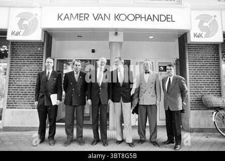 Sechs Männer vor dem Gebäude der Handelskammer am Nassauplein 2-8 in Haarlem. Der zweite von links ist A.L.F.M. Testa Vorsitzender der Handelskammer und Fabriken für Haarlem und Umgebung. Haarlem Nassauplein The Netherlands, Whizgle News, Dutch Desk, Niederlande, 1950 - 2000 am 02-11-1993. Die Abbildung zeigt diese Themen. In der Szene steht eine Gruppe von sechs Männern vor einem modernen Gebäude mit einer Ziegelfassade. Der Eingang verfügt über große Glastüren und ein markantes Schild oben, das den Namen des Hauses angibt. Die Individuen sind in formeller Kleidung gekleidet, hauptsächlich bestehen Stockfoto