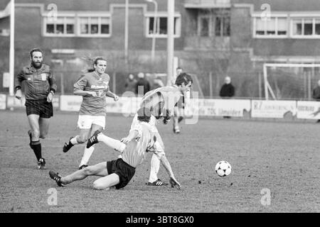 Fußball: Stormvogels - Volendam IJmuiden Niederlande, Whizgle News, Dutch Desk, Niederlande, 1950 - 2000 am 11.02.1995. Die Abbildung zeigt diese Themen. In einer dynamischen Sportszene spielt eine Gruppe von Spielern in einem angespannten Moment auf einem grasbewachsenen Feld und zeigt die Intensität eines Fußballspiels. Das grasbewachsene Feld ist in leuchtendem Grün gehalten und steht im Kontrast zu den Uniformen der Spieler, die eine Mischung aus hellen und gedämpften Farben bieten. Zwei Spieler stehen im Vordergrund: Der eine versucht, den Besitz eines schwarz-weißen Fußballballs zu erhalten, während der andere auf dem Boden gleitet, scheinbar versucht er Stockfoto