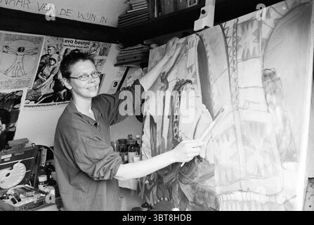 Künstler Adrienne van Wartum Arbeiten an einem Gemälde (Oude Meer) Oude Meer, Whizgle News, Dutch Desk, Niederlande, 1950 - 2000 am 14-05-1997. Das Bild enthält diese Themen. In einem gemütlichen, kreativ überfüllten Atelier steht eine Person mitten in ihrem künstlerischen Prozess. Die Person ist mit dem Malen auf einer großen Leinwand beschäftigt und hält Pinsel und Werkzeuge mit einem fokussierten Ausdruck. Ihre Kleidung ist lässig, was auf Komfort für die Umwelt hindeutet. Die Leinwand besticht durch leuchtende Farben und komplizierte Designs, die auf eine Erzählung im Bildmaterial hinweisen. Um sie herum sind verschiedene Kunstgegenstände verstreut Stockfoto