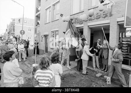 Eröffnung neuer Häuser Haarlem Brouwersvaart Niederlande, Whizgle News, Dutch Desk, Niederlande, 1950 - 2000 am 16-06-1993. Das Bild enthält diese Themen. Die Szene ist lebhaft und geschäftig, in einer urbanen Umgebung, in der sich eine Gruppe von Menschen vor einem bescheidenen Gebäude versammelt hat. Die Architektur wirkt lässig, mit Backsteinfassungen und einer Handvoll Fenster, die auf Aktivität im Inneren hinweisen. Mehrere Personen stehen im Vordergrund, um ein bemerkenswertes Ereignis zu feiern. Sie sind in verschiedenen Bekleidungsstilen gekleidet; einige sind in Anzügen gekleidet, was eine mehr f Stockfoto