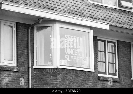 Text ssst. Vincent schläft. Santpoort textet Santpoort, Whizgle News, Dutch Desk, Niederlande, 1950 - 2000 am 27-01-1986. Das Bild enthält diese Themen. Die Szene fängt ein malerisches Gebäude mit einer deutlich strukturierten Ziegelfassade ein, die warme Töne zeigt, die typisch für alte Strukturen sind. Das Dach verfügt über ein ordentlich angeordnetes Fliesenmuster, das zur einladenden Ästhetik beiträgt. Im Vordergrund ragt ein markantes Erkerfenster leicht aus der Fassade hervor, das mit weiß gerahmten Glaspaneelen geschmückt ist, die das Licht dezent reflektieren. Das Fenster scheint offen zu sein, sodass eine leichte Brise weht Stockfoto
