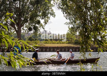 Windsor, Großbritannien. Juli 2025. Schwan-Oberteile sind auf der Themse vor Windsor Castle am ersten Tag der jährlichen fünftägigen zeremoniellen Swan-Aufstockung-Volkszählung abgebildet. Swan-Upping, das die Sammlung, Überprüfung und Freilassung aller stummen Schwäne auf dem Fluss erfordert, geht auf mehr als 800 Jahre zurück, als die Krone das Eigentum an allen stummen Schwänen beanspruchte. Quelle: Mark Kerrison/Alamy Live News Stockfoto