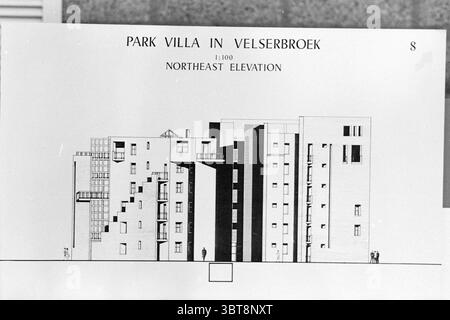 Zeichnung der Villen Velserbroek Velserbroek, Whizgle News, Dutch Desk, Niederlande, 1950 - 2000 am 02-04-1991. Die Abbildung zeigt diese Themen. Die Szene zeigt eine detaillierte architektonische Zeichnung eines Apartmentkomplexes mit Blick auf die nordöstliche Höhe. Die Struktur zeichnet sich durch eine Kombination aus klaren Linien und unterschiedlichen geometrischen Formen aus. Mehrere Gebäudeteile sind sichtbar, mit einer Mischung aus Ebenen Flächen und hervorstehenden Elementen, die zu einer dynamischen Komposition beitragen. Die Fassade ist überwiegend durch eine Reihe von vertikalen und horizontalen Linien gekennzeichnet, die auf Fenster und hinweisen Stockfoto