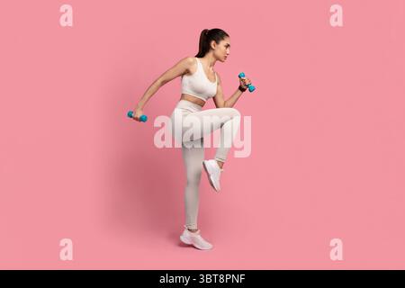 Junge Frau Ausübung Mit Hanteln Isoliert Auf Pastell Hintergrund Stockfoto