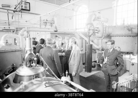 Eröffnung der Dampfpumpenstation auf halbem Wege durch Prinz Claus Eröffnung der Öffnungen in Gebrauch genommen Halfweg, Whizgle News, Dutch Desk, Niederlande, 1950 - 2000 am 09-06-1987. Dies sind die Elemente im Bild. In einer gut beleuchteten industriellen Umgebung führt eine Gruppe von Personen Gespräche und diskutiert wahrscheinlich Maschinen oder technische Aspekte der Umwelt. Die Atmosphäre fühlt sich kollaborativ und informativ an. Der Hintergrund zeigt verschiedene metallische Apparate, Rohre und mechanische Komponenten, die den industriellen Vibe verstärken. Diese Elemente bestehen überwiegend aus Grau- und Silbertönen, betont Stockfoto