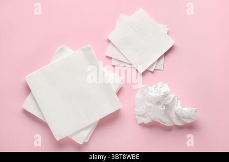 Papierservietten auf rosa Hintergrund Stockfoto