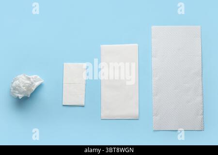 Verschiedene Papierservietten auf blauem Hintergrund Stockfoto