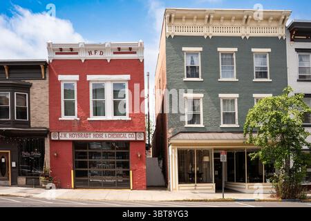 Malerische Straßenszene aus dem historischen Hudson NY in Columbia County mit Blick auf Vintage-Architektur. Stockfoto