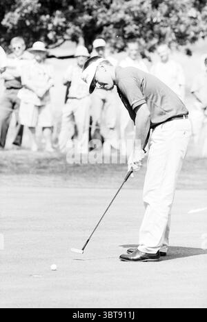 Golf Jeroen Hermes, Whizgle News, Dutch Desk, Niederlande, 1950 - 2000 am 20-07-1994. Diese Themen werden in der Abbildung angezeigt. Die Szene fängt einen Golfer ein, der bereit ist, einen üppig grünen Golfplatz zu besuchen. Er trägt ein Hemd mit Kragen, wahrscheinlich in einfarbiger Farbe, und eine helle Hose, die einen klassischen sportlichen Auftritt verleiht. Der Golfer konzentriert sich auf den kleinen weißen Ball, der nur wenige Meter von ihm entfernt liegt, auf dem perfekt gepflegten Gras. Im Hintergrund sieht man eine Menge Zuschauer, die das laufende Spiel beobachten. Ihre Kleidung ist vielfältig, aber viele tragen Hüte, möglicherweise um sich selbst zu schützen Stockfoto
