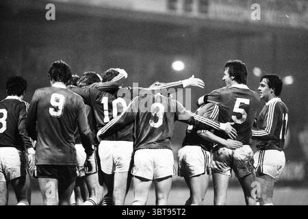 AZ'67 spielt in der dritten Runde des UEFA-Cups gegen den FK Radnički Niš (Jugoslawien) im de Alkmaarderhout-Stadion Alkmaar. Es wurde 5:0. Spiel Fußball. Alkmaar, Whizgle News, Dutch Desk, Niederlande, 1950 - 2000 am 10-12-1980. Diese Themen sind in der Abbildung dargestellt. In dieser dynamischen Szene versammelt sich eine Gruppe von Athleten auf einem Sportplatz, die in einem intensiven Moment, wahrscheinlich nach einem Spiel, festgehalten werden. Sie tragen passende Trikots mit auffälligen Farben, möglicherweise in tiefrotem oder dunklem Farbton, ergänzt durch weiße Shorts, die einen auffälligen Kontrast setzen. Die Spieler stehen dicht beieinander, einige davon nehmen sich an Stockfoto