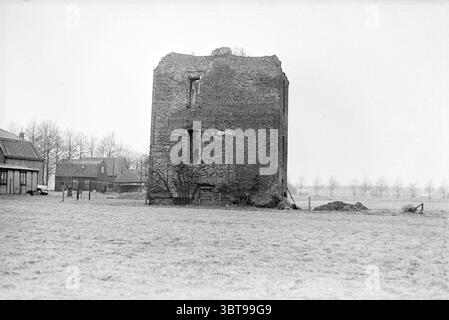 Drever Castle in den Ruinen von Lisse, Whizgle News, Dutch Desk, Niederlande, 1950 - 2000 am 21-12-1962. Die Abbildung zeigt diese Themen. Die Szene zeigt eine baufällige Struktur, die überwiegend aus verwittertem Ziegelstein besteht und stark vor einer gedämpften Kulisse steht. Das rechteckige Gebäude hat eine raue, ungleichmäßige Silhouette mit einem teilweise eingestürzten Dach, das Lücken an fehlenden Ziegeln freigibt. Die schleichende Vegetation verschlingt sich mit den unteren Abschnitten der Mauern, was auf eine lange Zeit des Verlassens hindeutet. Die Struktur umgibt eine große Grasfläche, die erfroren oder abgenutzt erscheint, was auf hinweist Stockfoto