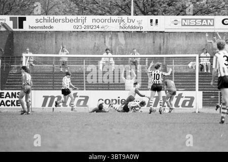 Haarlem - Sparta Football Haarlem, Whizgle News, Dutch Desk, Niederlande, 1950 - 2000 am 04-05-1986. Das Bild enthält diese Themen. Die Szene fängt einen dynamischen Moment in einem Fußballspiel vor der Kulisse eines Sportstadions ein. Das Feld ist mit hellen weißen Linien markiert, die sich vom üppigen grünen Gras abheben. Spieler in bunten Trikots werden in verschiedenen Positionen positioniert und zeigen ihr Engagement im Spiel. Einige Spieler sind mitten im Geschehen, während andere auf einen entscheidenden Moment reagieren. Ein Spieler mit Trikot Nummer 10, der im Vordergrund deutlich zu sehen ist, r Stockfoto