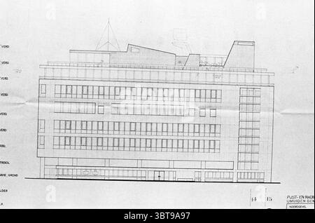 Entwurfszeichnung der Nordfassade (Vorderseite) des PTT-Pfostens und des Funkgebäudes an der lange Nieuwstraat Ecke Merwedestraat IJmuiden. Der Architekt ist K.L. Sijmons und die Bauarbeiten begannen im März 30 1966. IJmuiden the Netherlands, Whizgle News, Dutch Desk, Niederlande, 1950 - 2000 im Jahr 1966. Dies sind die Themen im Bild. Die Szene zeigt eine detaillierte architektonische Erhebung eines mehrstöckigen Gebäudes. Die Struktur zeichnet sich durch ein schlankes, modernes Design aus, das sich durch eine Kombination aus flachen und abgewinkelten Oberflächen auszeichnet. Die Fassade ist in erster Linie eine helle, neutrale Farbe, die ein Gefühl der Einfachheit weckt Stockfoto