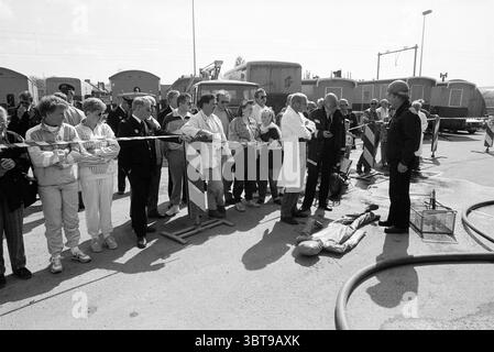 Feuerwehrübung auf halbem Weg. Feuerwehren. Halfweg, Whizgle News, Dutch Desk, Niederlande, 1950 - 2000 am 29-04-1994. Diese Themen werden in der Abbildung angezeigt. In einer belebten Outdoor-Szene versammelt sich eine vielfältige Gruppe von Menschen, die ein aufmerksames Publikum bilden. Die Menge, bestehend aus Männern und Frauen unterschiedlichen Alters, steht hinter einer Reihe von Barrikaden, von denen einige angespannt erscheinen, während andere entspannter sind. Die Individuen sind in einer Mischung aus legeren und professionellen Kleidungsstücken gekleidet und spiegeln eine Reihe von Styles wider, von sportlichen Jacken bis hin zu formellen Mänteln. An der Vorderseite erscheint eine zentrale Figur in einem weißen Mantel t Stockfoto