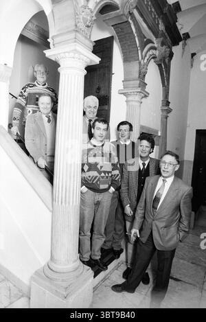 CDA-Fraktion, Whizgle News, Dutch Desk, Niederlande, 1950 - 2000 am 13-02-1994. Diese Themen sind in der Abbildung dargestellt. Die Szene zeigt eine Gruppe von sechs Personen, die in einem geräumigen Innenraum mit eleganten architektonischen Details präsentiert werden. An der Vorderseite stehen zwei Männer auf einer Treppe, die mit verzierten Säulen geschmückt ist. Die Treppe führt zu einer bogenförmigen Tür, die mit einer reichen Holztür mit einem markanten Griff ausgestattet ist. Die Gruppe ist vom klassischen Stil der Umgebung umgeben, mit dekorativen Steinmetzarbeiten, die den Eingangsbereich umgeben, und Wänden, die eine dezente Textur aufweisen. Die Beleuchtung i Stockfoto