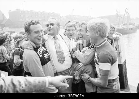 Das Radsportteam Goudsmit Hof Portrait Eddy Merckx porträtiert das belgische Radsportteam Cycling, Whizgle News, Dutch Desk, Niederlande, 1950 - 2000 am 27-06-1972. Dies sind die Themen im Bild. In einer lebhaften Umgebung am Wasser versammelt sich eine Gruppe fröhlicher Individuen. Die Atmosphäre ist festlich und strahlt ein Gefühl von Kameradschaft und Feier aus. Die prominenten Figuren tragen dazu passende Sportrikots, die überwiegend in einem leuchtenden Orange mit schwarzem Schriftzug gehalten sind und zeigen, dass sie Teil eines Teams oder einer Gruppe sind. Ihre Ausdrücke sind voller Überschwang, und sie sind en Stockfoto