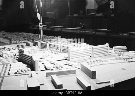 Der stadtrat von Haarlem diskutiert neue Baupläne mit einem Modell Haarlem the Netherlands, Whizgle News, Dutch Desk, Niederlande, 1950 - 2000 am 23-04-1971. Das Bild enthält diese Themen. Die Szene zeigt ein detailliertes Architekturmodell, das auf einem Tisch in einem Besprechungsraum angeordnet ist. Das Modell verfügt über eine Reihe von Strukturen, die hauptsächlich aus einem hellen Material, vielleicht Holz oder einem ähnlichen Medium, hergestellt sind, was ihm einen natürlichen, warmen Ton verleiht. Reihen schlanker Bäume, dargestellt durch kleine, abgerundete Formen, säumen die Wege und Räume um die Gebäude herum und verstärken so das Gefühl einer entwickelten Landschaft. I Stockfoto