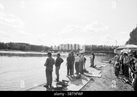 Modell Speedboat Wettbewerb Spaarnwoude Spaarnwoude, Whizgle News, Dutch Desk, Niederlande, 1950 - 2000 am 17-09-1993. Dies sind die Elemente im Bild. Die Szene fängt eine ruhige Umgebung am See mit einem Gefühl von Gemeinschaft und Freizeit ein. Entlang des Wasserrandes steht eine Gruppe von Individuen dicht beieinander, deren Körper zur schimmernden Oberfläche des Sees ausgerichtet sind. Die Menschen, je nach Alter, tragen meist legere Kleidung – Jeans, T-Shirts und Hüte –, was auf einen entspannten Ausflug hinweist. Der See selbst reflektiert das Licht einer sanften Sonne und strahlt funkelnde Funkeln über die W Stockfoto