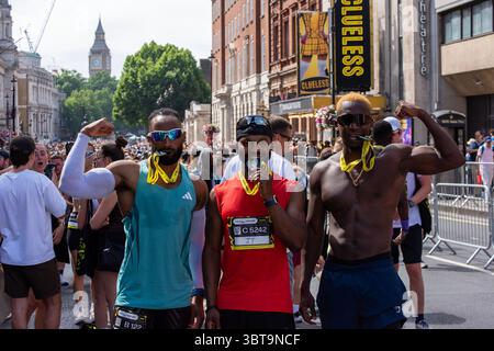 London, Großbritannien. Juli 2025. Athleten posieren nach der Ziellinie für ein Foto. Die Saucony London 10K ist ein jährlich 10 Kilometer (6,2 Meilen) langes Laufrennen vom Green Park bis zum Whitehall. In diesem Jahr nahmen rund 17.000 Menschen an dem Wettbewerb Teil. Quelle: SOPA Images Limited/Alamy Live News Stockfoto
