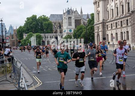 London, Großbritannien. Juli 2025. Athleten, die auf dem Whitehall in der Nähe der Ziellinie gelaufen sind. Die Saucony London 10K ist ein jährlich 10 Kilometer (6,2 Meilen) langes Laufrennen vom Green Park bis zum Whitehall. In diesem Jahr nahmen rund 17.000 Menschen an dem Wettbewerb Teil. Quelle: SOPA Images Limited/Alamy Live News Stockfoto