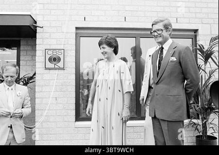 Eröffnung von CBS durch Prinzessin Margriet Waarderpolder C.B.S. Haarlem the Netherlands, Whizgle News, Dutch Desk, Niederlande, 1950 - 2000 am 03-06-1982. Dies sind die Elemente im Bild. In einem hellen, im Freien gekleideten Ambiente stehen zwei elegant gekleidete Personen prominent und strahlen eine Atmosphäre von Feiern oder Erfolg aus. Eine Person, eine Frau, trägt ein fließendes Kleid mit subtilen Mustern, die ihre Anmut betonen. Ihre Frisur ist ordentlich gestylt und umrahmt ihr Gesicht mit weichen Locken, und ihr Ausdruck strahlt Wärme und Selbstvertrauen aus. Neben ihr ergänzt ein gepflegter Mann in einem maßgeschneiderten Anzug die Szene; h Stockfoto