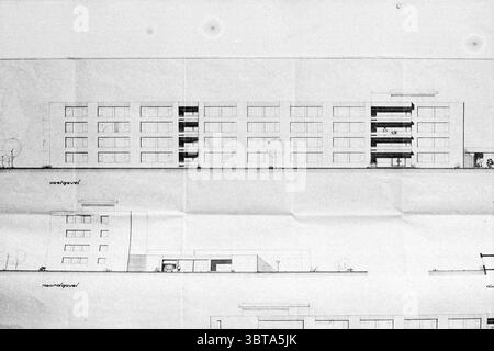 Working Drawing of Building., Whizgle News, Dutch Desk, Niederlande, 1950 - 2000. Das Bild enthält diese Themen. Die Szene zeigt eine detaillierte architektonische Zeichnung, die ein mehrstöckiges Gebäudedesign zeigt. Die Struktur zeichnet sich durch eine Reihe von langen Abschnitten mit großen rechteckigen Fenstern aus, die eine moderne Ästhetik vermuten lassen. Das allgemeine Farbschema ist monochromatisch, hauptsächlich in Grautönen, was dem Design ein Gefühl von Professionalität und Klarheit verleiht. Im Vordergrund enthält die Komposition Elemente, die auf Landschaftsgestaltung hindeuten – kleine Bäume oder Sträucher, die durch simp gekennzeichnet sind Stockfoto