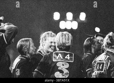 Softball: Terrasvogels - Sparks, Whizgle News, Dutch Desk, Niederlande, 1950 - 2000 am 24.09.1998. Das Bild enthält diese Themen. Die Szene fängt einen dynamischen Moment voller Energie und Emotionen ein. Eine Gruppe von Athleten, vorwiegend Frauen, ist zusammengedrängt und feiert wahrscheinlich eine bedeutende Leistung. Die Gesichtsausdrücke reichen von Freude bis Hochstimmung, mit einem Lächeln, das die Intensität des Augenblicks durchbricht. Im Vordergrund hebt sich ein Individuum mit fließenden Haaren hervor, die ein Gefühl des Triumphes vermitteln. Ihre Gesichtszüge sind sanft beleuchtet, was auf einen Spotlight oder einen hellen Out hindeutet Stockfoto