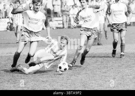 DSOV - Hillegom (Entscheidungsspiel) Football, Whizgle News, Dutch Desk, Niederlande, 1950 - 2000 auf 30-04-1989. Dies sind die Elemente im Bild. Die Szene zeigt ein lebhaftes Fußballspiel in vollem Gange auf einem üppigen grünen Feld, das sich wunderbar von den Uniformen der Spieler abhebt. Im Vordergrund wird ein Spieler in einem auffälligen weiß-rot gestreiften Trikot mitten im Herbst festgehalten, was auf einen Moment hoher Spannung und Athletik hindeutet. Sein Ausdruck vermittelt Entschlossenheit oder Kampf, während seine ausgestreckten Gliedmaßen die Intensität des Spiels betonen. Um ihn herum gibt es drei andere Spieler Stockfoto