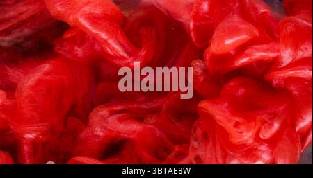Nebelfarbe. Acrylwasser. Defokussierte rote Korallenfarbe wirbelnde flüssige Rauchpigment feuchte Nebel-Mischung auf abstraktem Hintergrund. Stockfoto