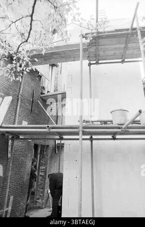 Höchster Punkt Tower 't Oude Slot in Heemstede Heemstede Niederlande, Whizgle News, Dutch Desk, Niederlande, 1950 - 2000 am 02-11-1992. Die Abbildung zeigt diese Themen. Die Szene erfasst die geschäftige Umgebung einer Baustelle, an der ein Gebäude bearbeitet wird. Im Vordergrund erhebt sich ein stabiles Gerüst aus Metall und Holz mit Holzplattformen in verschiedenen Höhen, die auf laufende Bautätigkeiten hinweisen. Auf der einen Seite ist ein Arbeiter sichtbar, teilweise hinter dem Gerüst verborgen, der sich auf Aufgaben oben konzentriert, bei denen weitere Bauarbeiten durchgeführt werden Stockfoto