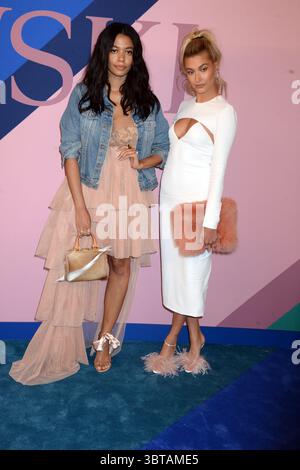 NEW YORK, NY - 5. JUNI: Hailey Baldwin bei den Outside Arrivals für die CFDA Awards 2017 im Hammerstein Ballroom am 5. Juni 2017 in New York City. Leute: Hailey Baldwin Stockfoto