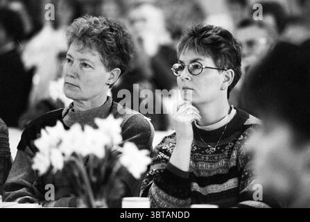 Frauentag WLTO, Whizgle News, Dutch Desk, Niederlande, 1950 - 2000 am 15-02-1993. Dies sind die Themen im Bild. In einer durchdacht komponierten Umgebung sitzen zwei Frauen nebeneinander, ihre Ausdrücke zutiefst kontemplativ. Beide sind in warmen Strickpullover gekleidet, die mit komplizierten Mustern in Grau-, Blau- und Cremetönen harmonisch harmonieren. Die erste Frau hat ein kurzes, lockiges Haar mit sanften Highlights, ihre Gesichtszüge tragen eine ernste und dennoch ruhige Atmosphäre, während die zweite Frau eine etwas andere Frisur hat, die ordentlich mit einer Brille auf der Nase gestylt ist und einen Hauch von verleiht Stockfoto