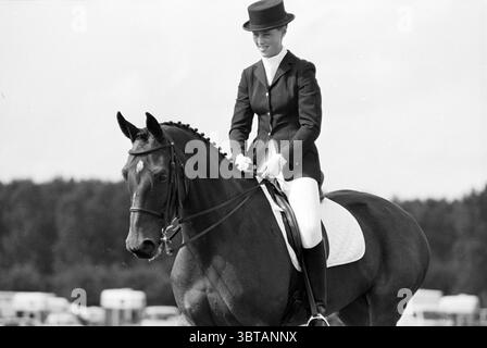Dressur Horses Sp'woude Spaarnwoude, Whizgle News, Dutch Desk, Niederlande, 1950 - 2000 am 14-08-1992. Dies sind die Themen im Bild. Ein Reiter sitzt souverän auf einem schlanken, dunklen Pferd, das sowohl Eleganz als auch Ausgewogenheit ausstrahlt. Der Fahrer trägt formelle Reitkleidung mit einer taillierten schwarzen Jacke und einer knusprigen weißen Reithose. Ein klassischer Hut krönt ihren Look und trägt zur traditionellen Atmosphäre der Szene bei. Das Pferd ist muskulös und gut gepflegt, sein glänzendes Fell lässt Lichtblicke erahnen. Der Sattel ist ordentlich platziert, und der Fahrer hält die Zügel mit einem entspannten Griff, was ihn zum Vorschein bringt Stockfoto