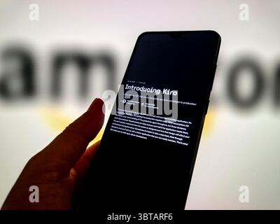 SUQIAN, CHINA - 15. JULI 2025 - Ein Foto zeigt das KIRO-Logo in einem Smartphone mit dem Amazon-Logo im Hintergrund in suqian, Provinz Jiangsu, China. Stockfoto