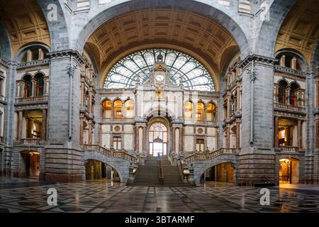 Grand Hall Innenarchitektonische Majestät mit verzierten Treppen und gewölbten Decken, Europa Wahrzeichen Stockfoto