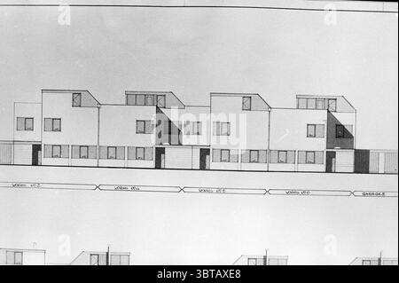 Photo Construction drawing., Whizgle News, Dutch Desk, Niederlande, 1950 - 2000 im Jahr 1978. Diese Themen werden in der Abbildung angezeigt. Die Szene zeigt eine detaillierte architektonische Zeichnung, die eine Reihe moderner Gebäude zeigt, die linear angeordnet sind. Jede Struktur weist ein minimalistisches Design auf, das sich durch klare Linien und geometrische Formen auszeichnet. Die Gebäude verfügen über eine Mischung aus flachen und geneigten Dächern, die der gesamten Silhouette ein visuelles Interesse verleihen. Die Fassade ist überwiegend weiß, was einen starken Kontrast zu den dunklen Fenstern schafft. Diese Fenster sind asymmetrisch angeordnet, mit VAR Stockfoto