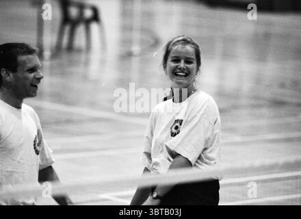 Badminton Let it be Champion Haarlem the Netherlands, Whizgle News, Dutch Desk, Niederlande, 1950 - 2000 am 20.01.1996. Das Bild enthält diese Themen. In einem geräumigen Indoor Gymnasium strahlt der polierte Holzboden unter den hellen Deckenleuchten und strahlt ein warmes Licht in der Umgebung aus. Zwei Menschen sind in einem Moment des Lachens gefangen und tragen zu einer Atmosphäre voller Energie und Kameradschaft bei. Eine Person, ein Mann, trägt ein schlichtes weißes T-Shirt, das sich von den warmen Farbtönen der Holzoberfläche abhebt. Er steht ein wenig Abstand zum anderen, sein Ausdruck ist animiert, mit Stockfoto