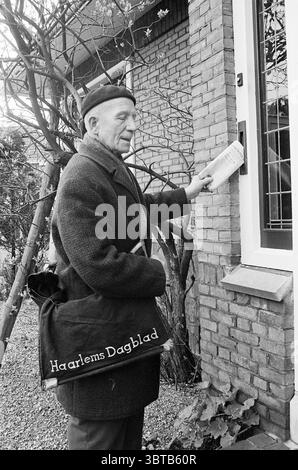 Lieferer Haarlems Dagblad Haarlems Dagblad etc. Und IJmuider Courant and Koeri, Whizgle News, Dutch Desk, Niederlande, 1950 - 2000 am 11-04-1967. Die Abbildung zeigt diese Themen. In einer ruhigen Vorstadt steht ein Mann in der Nähe eines Backsteinhauses, nahe an einer von Glaspaneelen eingerahmten Eingangstür. Er trägt einen dunklen, schweren Mantel, mit einem auffälligen Wollhut auf dem Kopf. Der Mann scheint konzentriert zu sein, hält ein Stück Papier in der einen Hand, seine andere Hand ist hochgehoben, als ob er eine Türklingel klingelt oder klopft. Die Architektur des Hauses besteht aus warmen roten Ziegeln, die einen klassischen, einladenden Ba bieten Stockfoto
