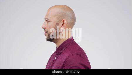 Mann, Profil und Bart mit Gesichtshaar im Studio für Stil oder Salon auf weißem Hintergrund. Friseur, männliche Person oder Model mit Glatzkopf oder Koteletten für Stockfoto