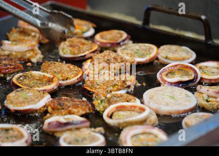 Korean Street Food gegrillter Tintenfisch mit Nudeln und Gemüse Stockfoto