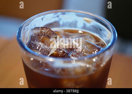 Nahaufnahme von Eiskaffee mit Eiswürfeln in Glas Stockfoto